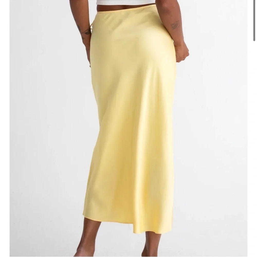 Rumored yellow satin mini skirt XS - Picture 4 of 6